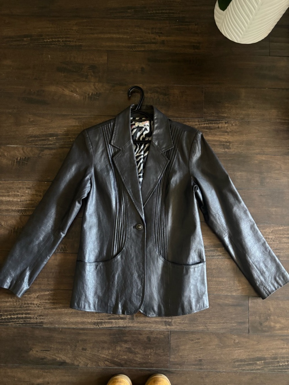 Vintage 90s Women’s Leather Blazer Jacket - Classic Tailored Style